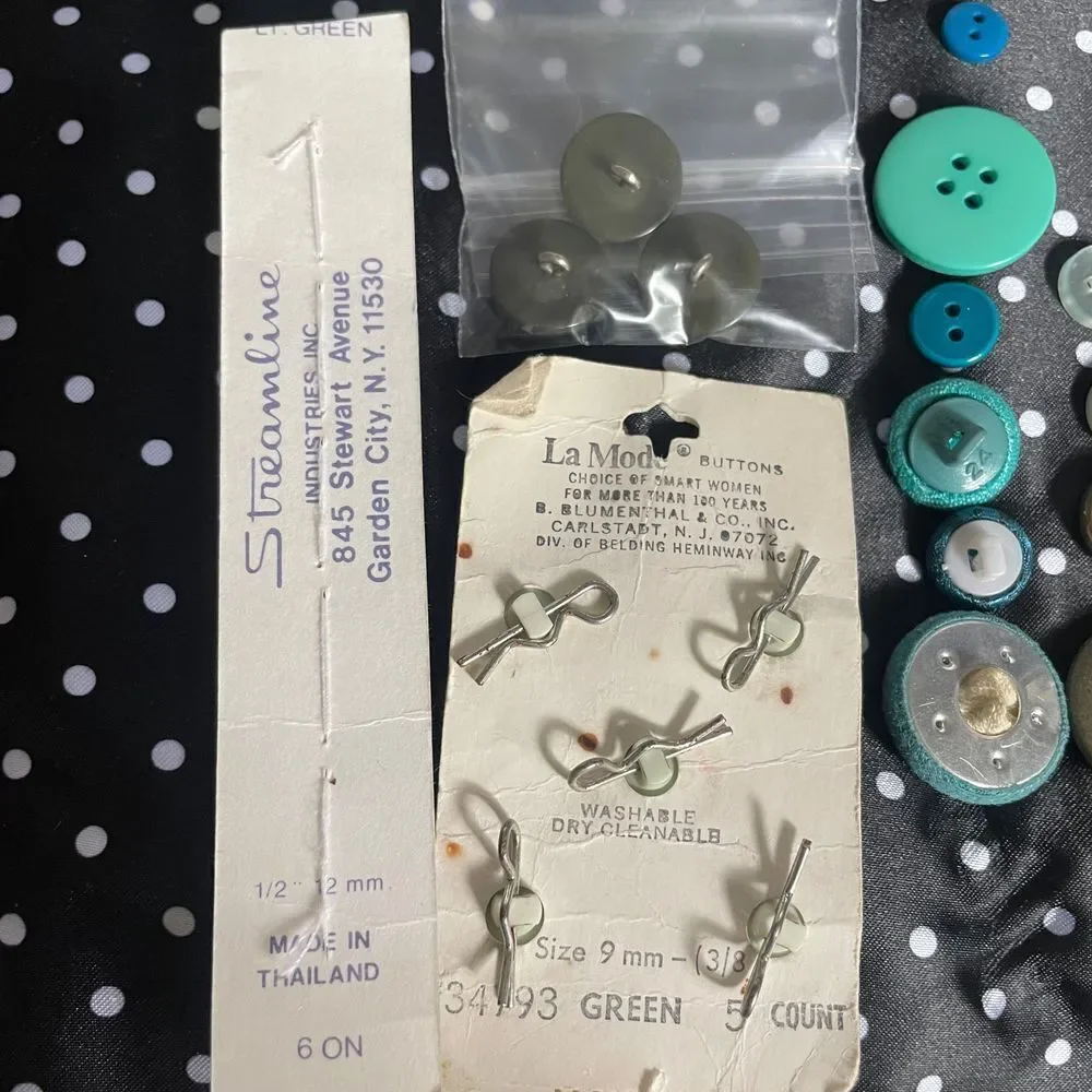 Vintage Lot sewing Clothing flat shank buttons various material‎ & sizes green